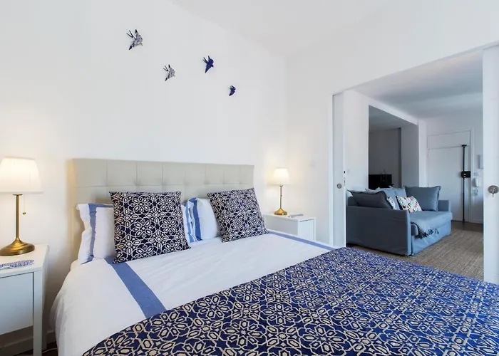 Amazing Downtown With Small Balcony With View Over The Castle *