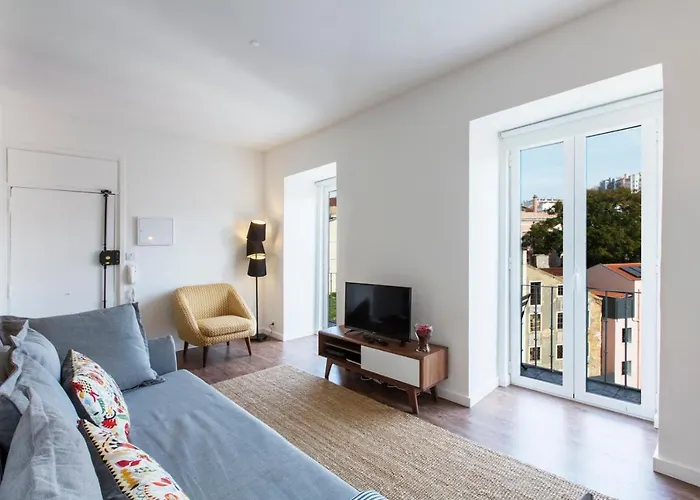 Amazing Downtown With Small Balcony With View Over The Castle * Lisboa