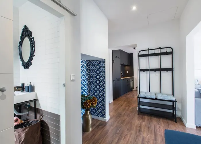 Amazing Downtown With Small Balcony With View Over The Castle *