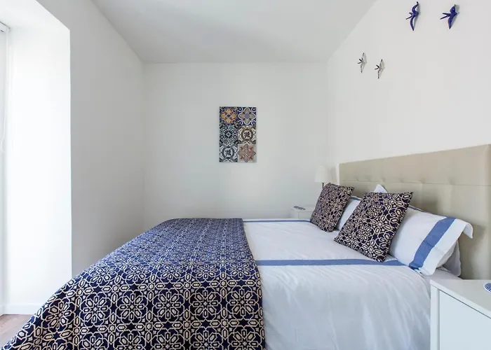 Amazing Downtown With Small Balcony With View Over The Castle Apartamento Lisboa