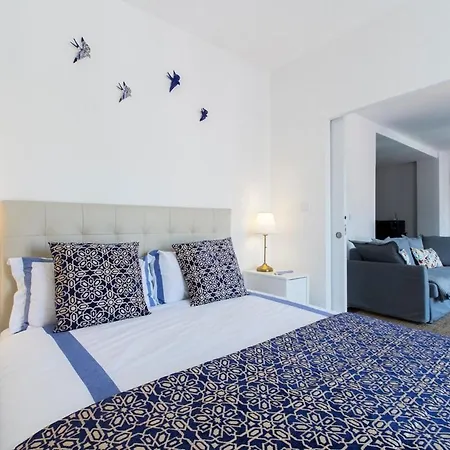 Amazing Downtown With Small Balcony With View Over The Castle Lisboa