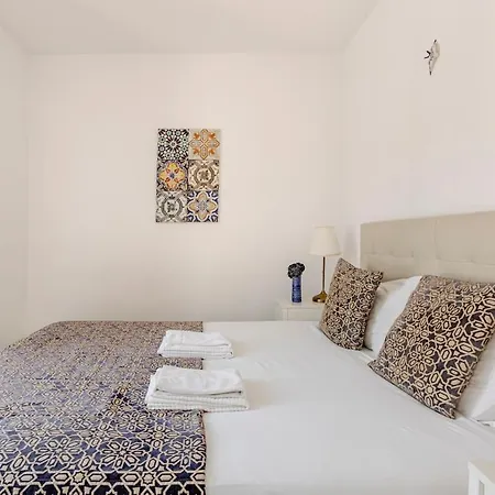 Amazing Downtown With Small Balcony With View Over The Castle Apartmán *