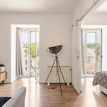 Amazing Downtown With Small Balcony With View Over The Castle *