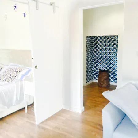 Amazing Downtown With Small Balcony With View Over The Castle Apartamento Lisboa