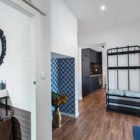 Amazing Downtown With Small Balcony With View Over The Castle *