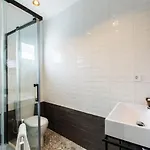 Amazing Downtown With Small Balcony With View Over The Castle شقة *