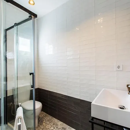 Amazing Downtown With Small Balcony With View Over The Castle Apartament *