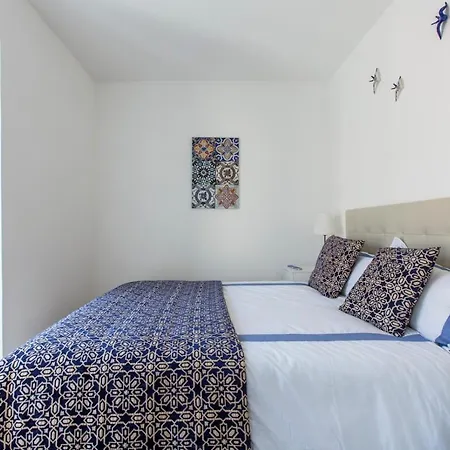 Amazing Downtown With Small Balcony With View Over The Castle Apartament Lizbona