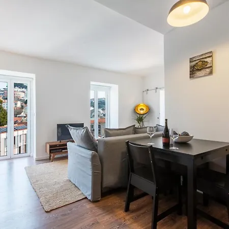 Amazing Downtown With Small Balcony With View Over The Castle * Лиссабон