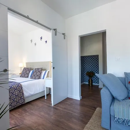 Amazing Downtown With Small Balcony With View Over The Castle Апартаменты Лиссабон